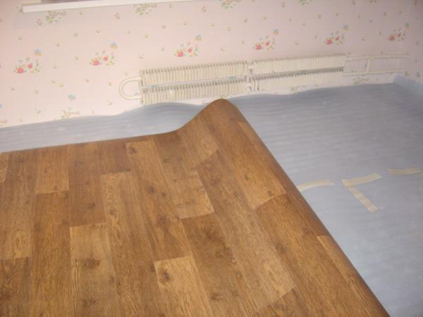 razbiraemsya-kak-klast-linoleum-na-derevyannyj-pol1
